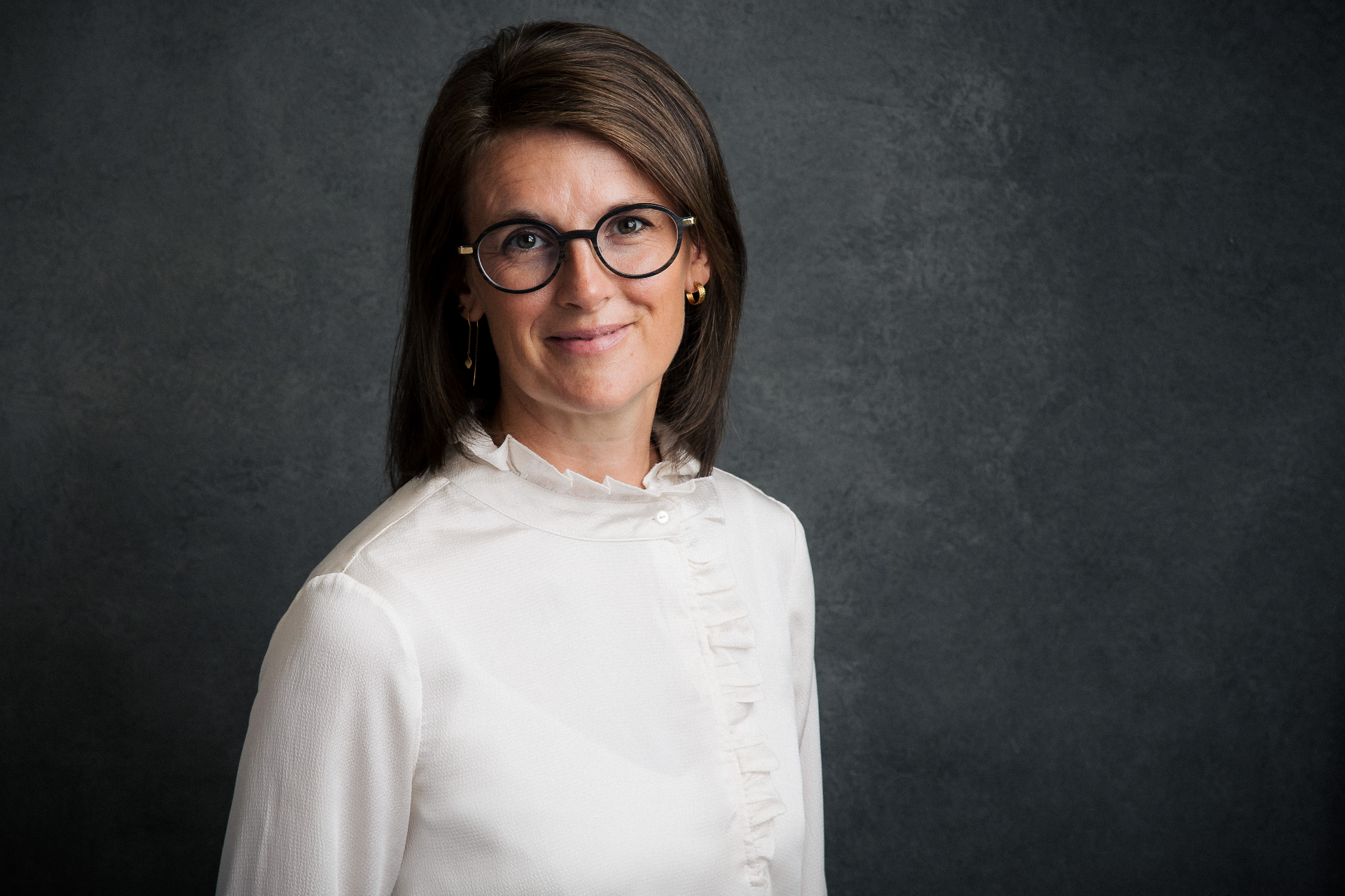 Professionelt erhvervsportræt af mand i jakkesæt til CV og LinkedIn - Nordjyskprofilfoto